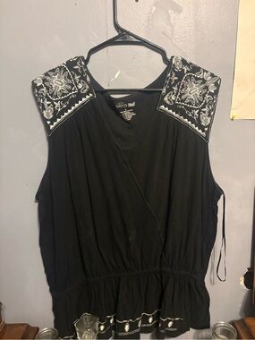 🛍️2/$15🛍️RXB Black Tank Top with White Embroidered Shoulders Women’s Size 1X